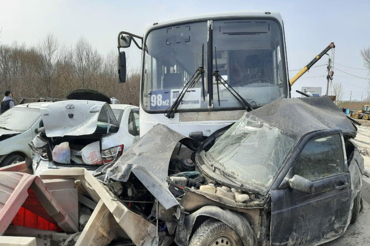 Avtobusla minik avtomobili toqquşdu,  9 nəfər öldü  