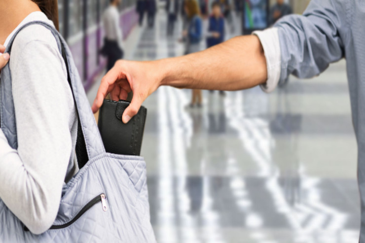 Metroda qadının  pul qabını   oğurladılar