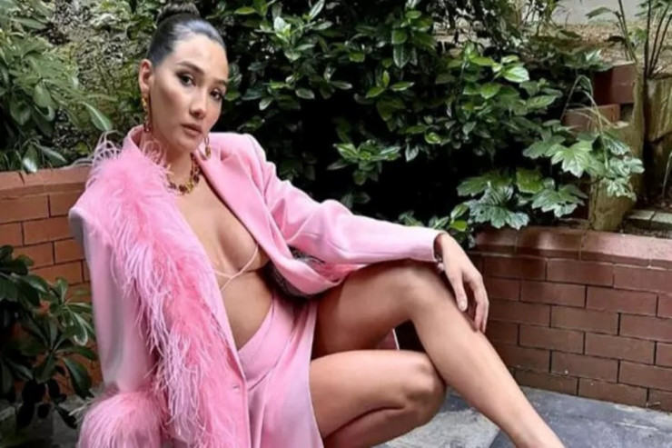 Məşhur aktrisanın verdiyi pozalar diqqət çəkdi - FOTO 