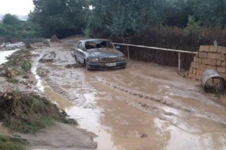 Bu rayonda küçəyə  sel gəldi   - FAKTİKİ HAVA