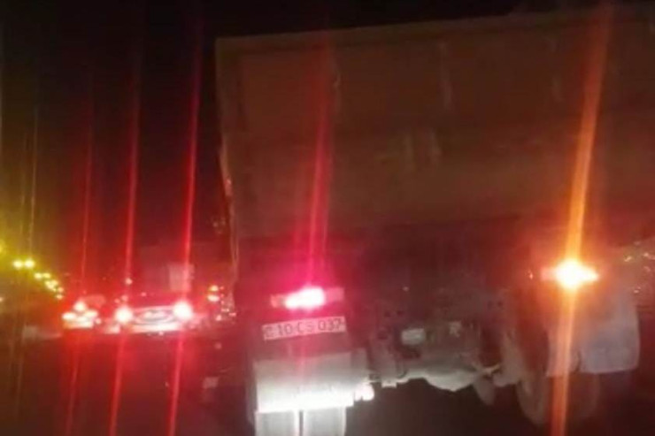 Gecə saatlarında torpaq, qum daşıyanlar YAXALANDILAR  -FOTO 