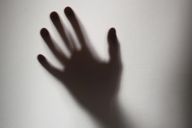 İçki məclisində kişi qadınların barmaqlarını kəsdi 