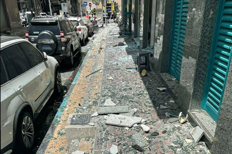 Restoranda partlyış:  İki nəfər...  