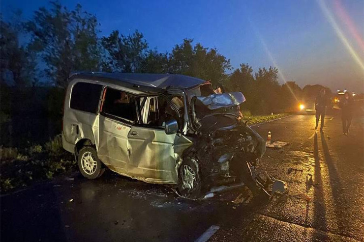 Mikroavtobusla minik maşını toqquşdı,  6 ölü  