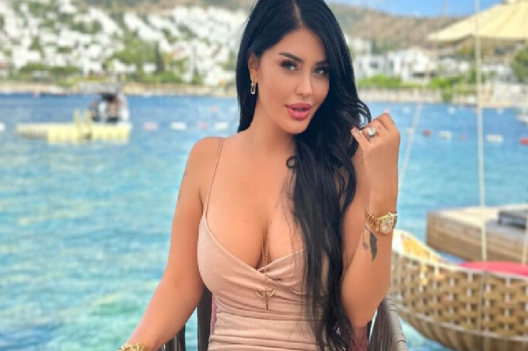 Müğənni maşında qısa ətəyi ilə gündəm oldu - FOTO 