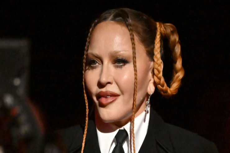 Məşhur müğənni xəstəxanaya yerləşdirldi, yubiley turu ləğv olundu 