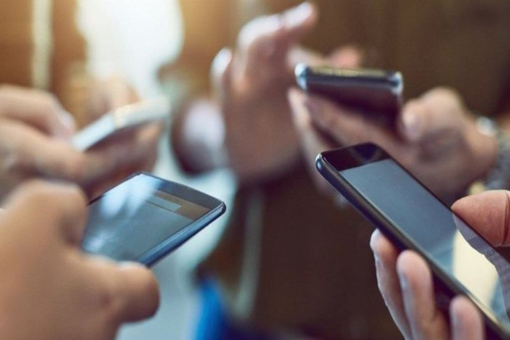 Telefonla oynamaq sızanaqlara və eybəcərliyə  səbəb olur - XƏBƏRDARLIQ