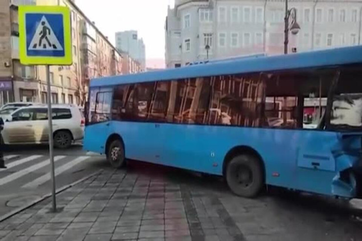 Avtobus binaya çırpıldı