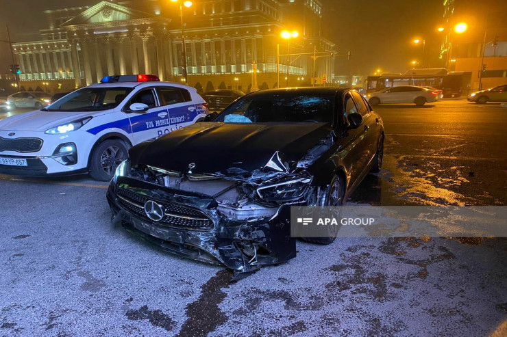 Bakıda "Mercedes" "Prius"la toqquşdu -FOTO 