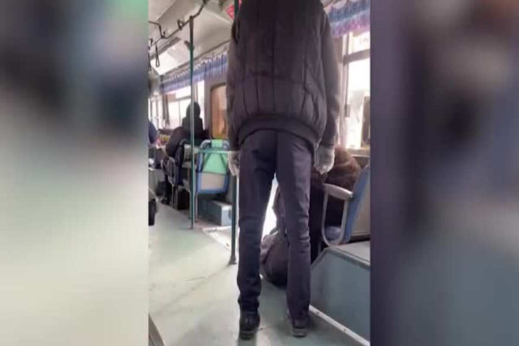 Sürücü yaşlı qadını avtobusdan atdı:  Yuyunmaq lazımdır   - VİDEO 