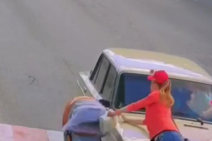 Yolu uşaq arabası ilə keçən qadını  maşın vurdu  