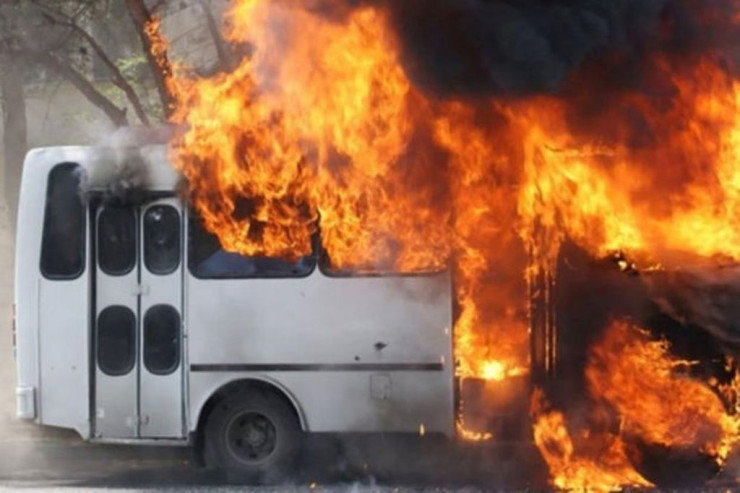 Bakıda sərnişin avtobusu yandı - VİDEO 