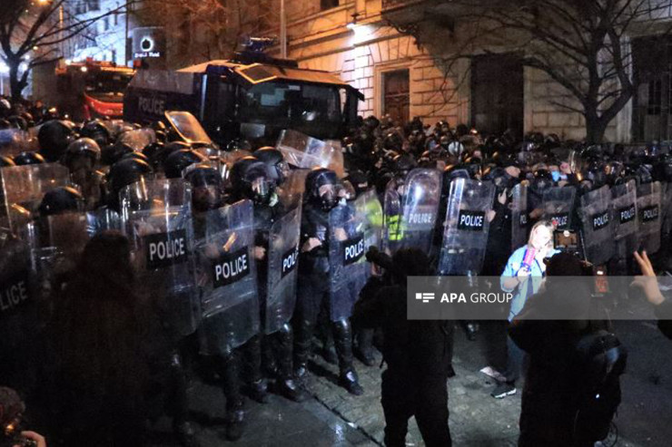 Tbilisidə polis etirazçılara qarşı gözyaşardıcı qaz tətbiq etdi-FOTO 