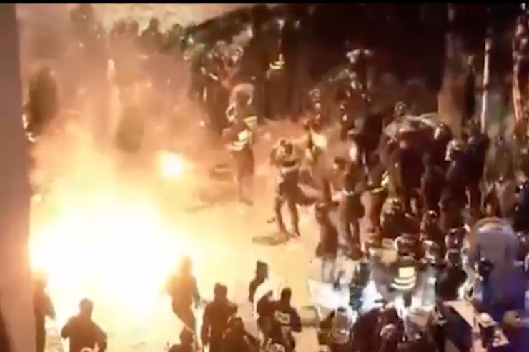 Polisə Molotov kokteyli atıldı-FOTO 