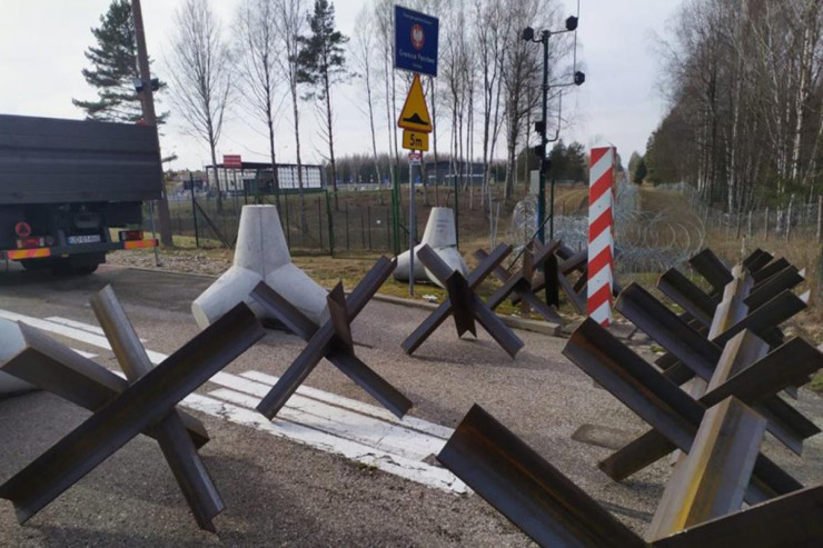Polşa Rusiya və Belarusla sərhədə tank əleyhinə kirpilər düzür
