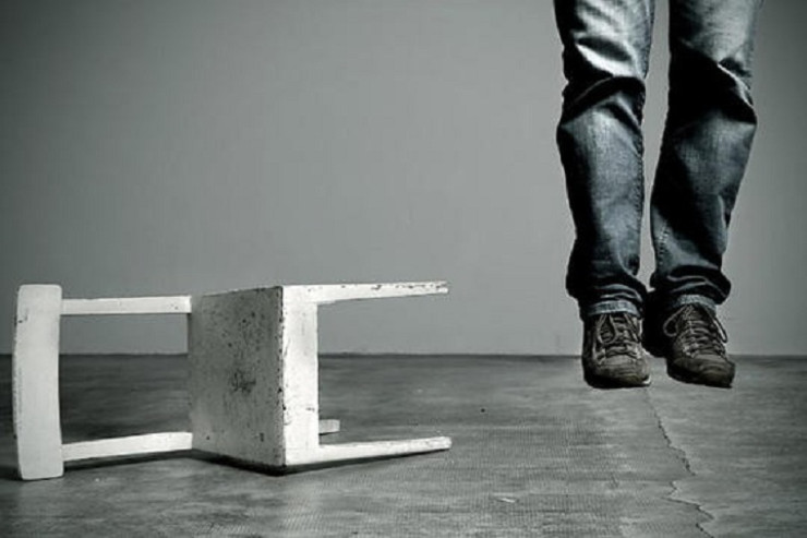 Azərbaycanda 56 yaşlı kişi  özünü asdı 