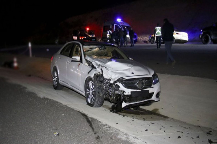 Maşınla motosikilet toqquşdu, ölənlər var