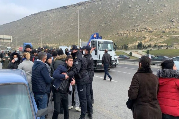 Saatlıda ETİRAZ:  Yolu bağlamaq istədilər...