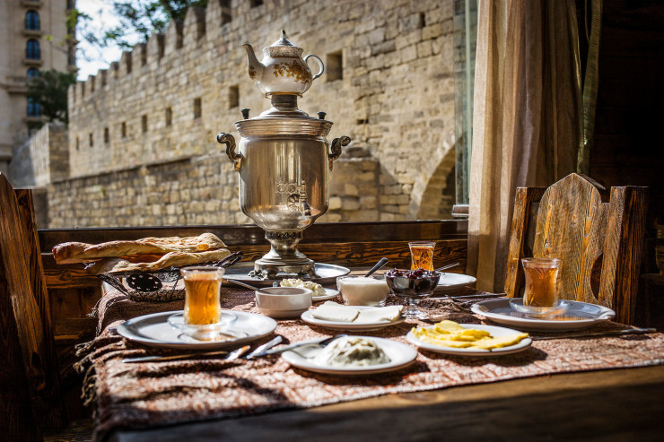 Bakının mərkəzindəki restoran və klubda OĞURLUQ 