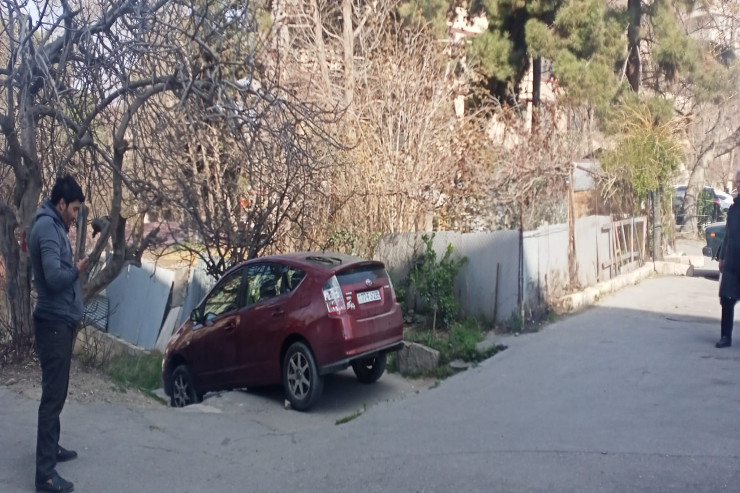 Bakıda naviqator TƏLƏSİ:  bütün maşınlar çuxura düşür - FOTO 