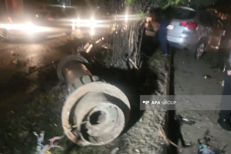 Bakıda qəza: Dirək qopdu, 3 nəfər -FOTO 