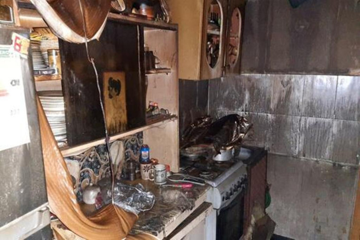 Bakıda qadın mətbəxdə  ÖZÜNÜ ASDI 