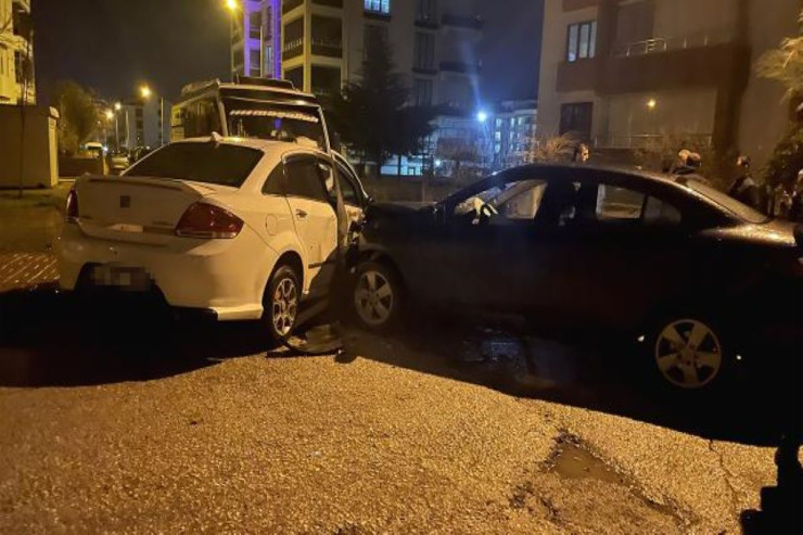 İki maşın toqquşdu, 7 nəfər... 