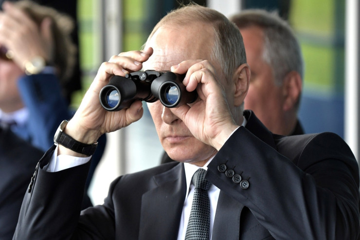 Putin komando məntəqəsində görüş keçirdi
