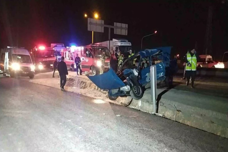 TIR-la minik maşını toqquşdu, ölən və yaralananlar var