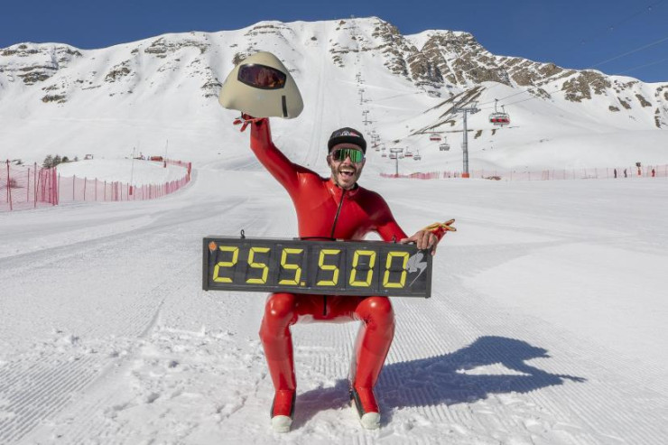 Xizəkçidən yeni dünya rekordu – 255 km/saat -VİDEO 