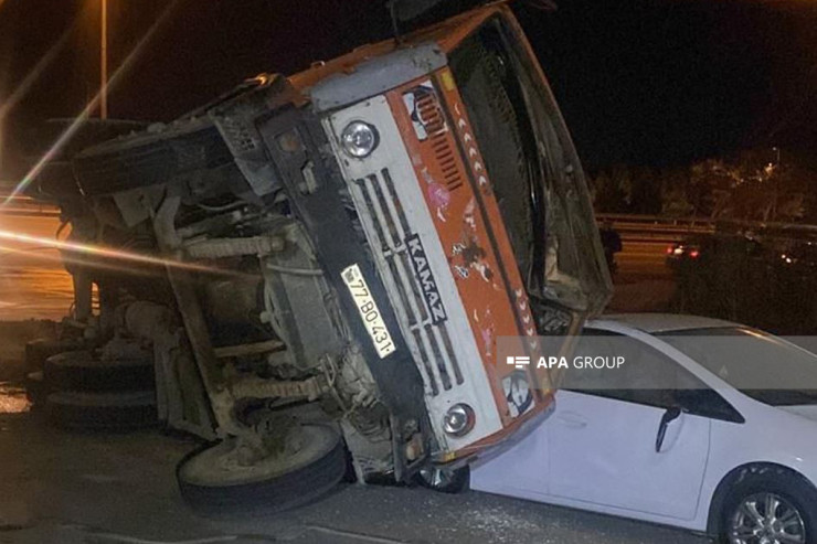 “KamAZ” minik avtomobilinin üzərinə aşdı-FOTO 