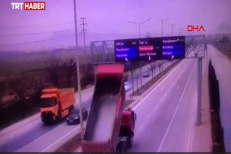 Kuzovu endirilməyən yük avtomobili magistraldakı lövhəni dağıtdı-VİDEO 