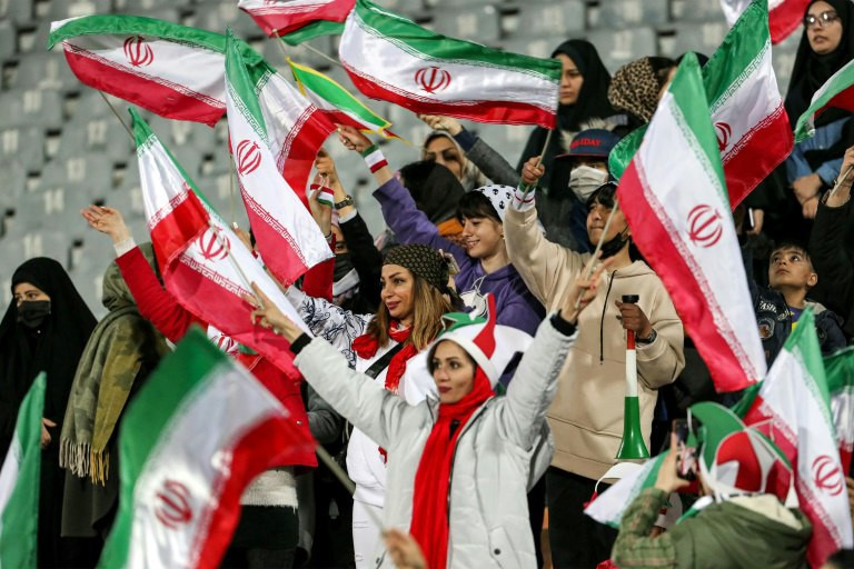 Qadınların İran-Rusiya futbol matçını izləməsinə icazə verildi-FOTO 