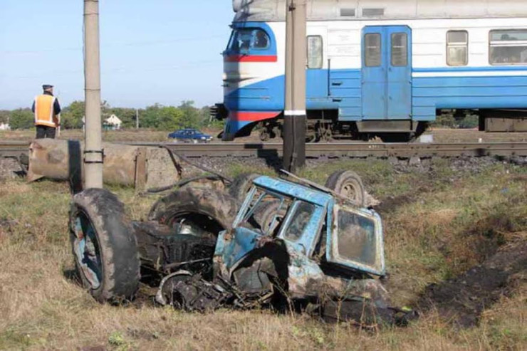 Şabranda qatarla toqquşan traktor kişinin üstünə aşıb öldürdü 