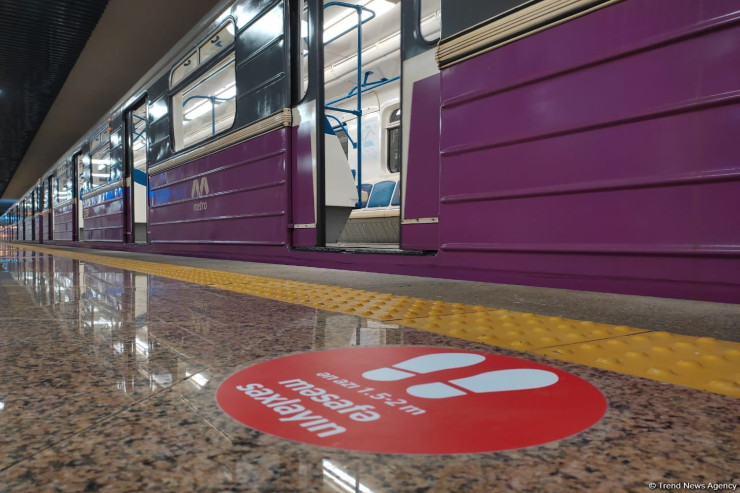 Bakı metrosunda DƏHŞƏT:  sərnişin qatar yoluna düşdü - VİDEO 