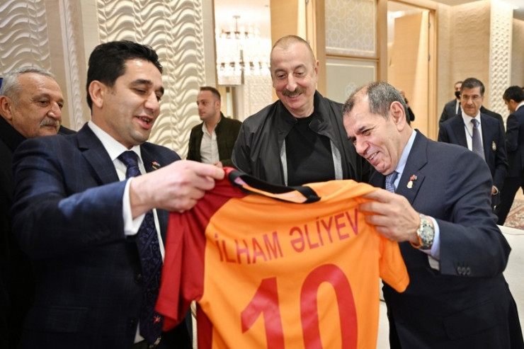 Dursun Özbək İlham Əliyevə "Qalatasaray" forması bağışladı - FOTO 