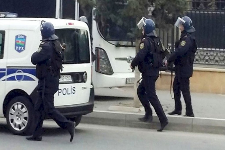Polis əməliyyat keçirdi: 12 nəfər  saxlanıldı