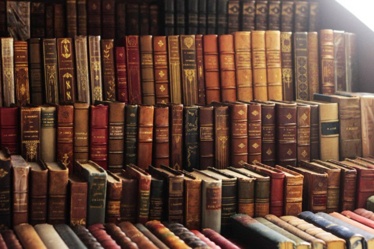 94 yaşı var,  təhsili yoxdur,   1600-dən çox kitab oxuyub
