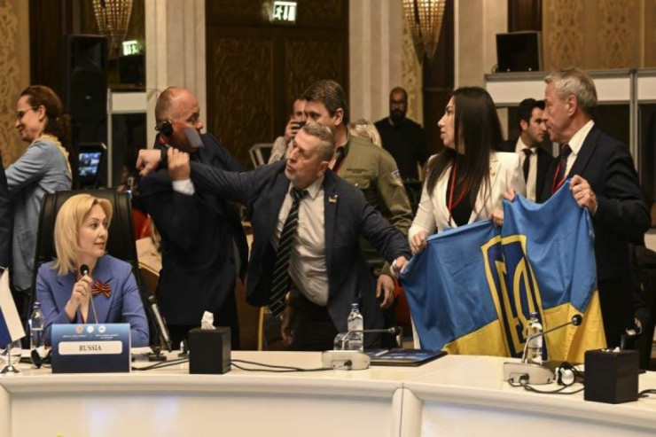 Ukrayna və Rusiya nümayəndə heyətləri arasında dava  -FOTO -VİDEO 