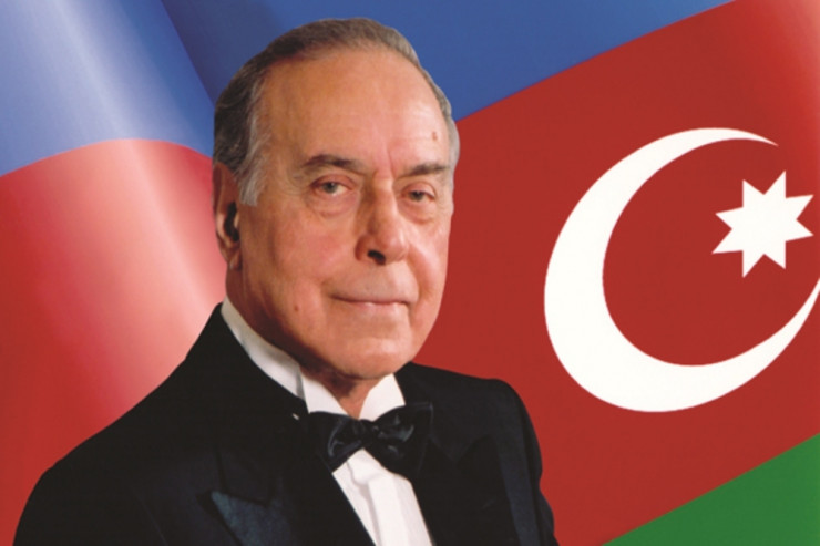 Heydər Əliyevin 100 illiyinə həzin ehtiramla – Küçələrə su səpmişəm