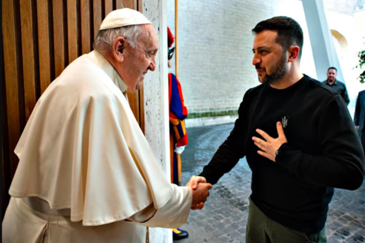 Zelenski Roma Papasına hədiyyə verdi