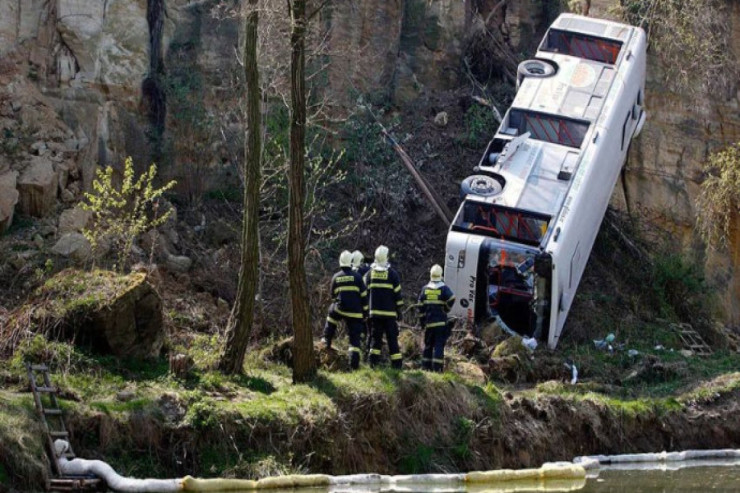Mikroavtobus uçurumdan aşdı: 10 ÖLÜ 
