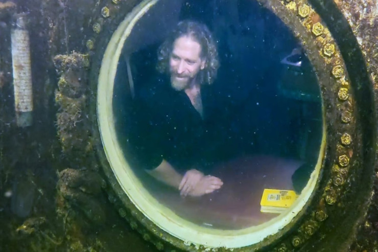 74 gündür suda yaşayır, hədəfi 100 gündür - REKORD 