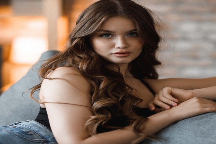 İnternetdə bir  GÖZƏLLƏ   tanış oldu: Görüşə  iki kişi   gəldi