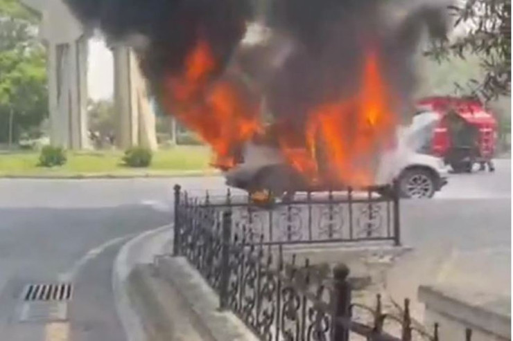 Bakıda bahalı avtomobil alışıb yandı - VİDEO 