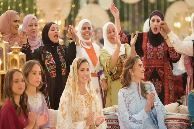 Kraliça gəlini üçün  dəbdəbəli xınayaxdı   keçirdi