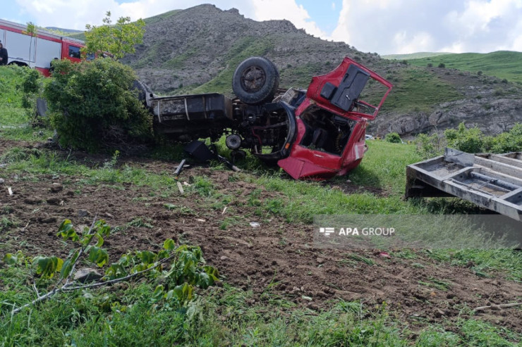 Xocalıda yük avtomobili qəzaya uğradı: 1 ÖLÜ, 4 YARALI  