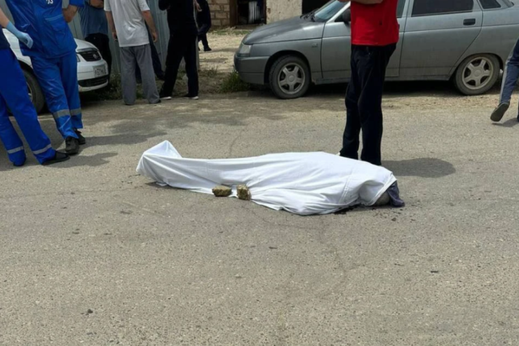 Kəndin rəhbərini  güllələyib   polis çağırdı