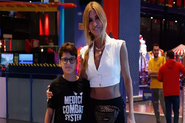 Azərbaycan əsilli  aktrisa oğulları ilə görüntüləndi