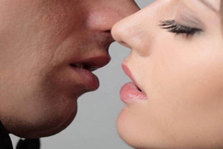 Məşhur aktrisa  küçədə öpüşəndə   yaxalandı